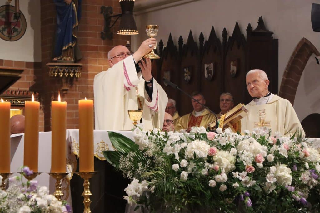 Wzruszająca uroczystość w bazylice św. Jakuba. - Najstarszy posługujący biskup jest z Warmii. Świętował 98 urodziny
