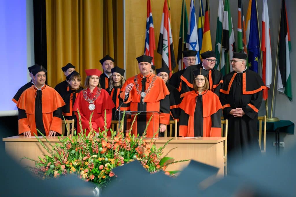 Studia lekarskie na UWM zakończone, przed nimi egzamin LEK i staż. - Absolwenci medycyny UWM złożyli przysięgę Hipokratesa