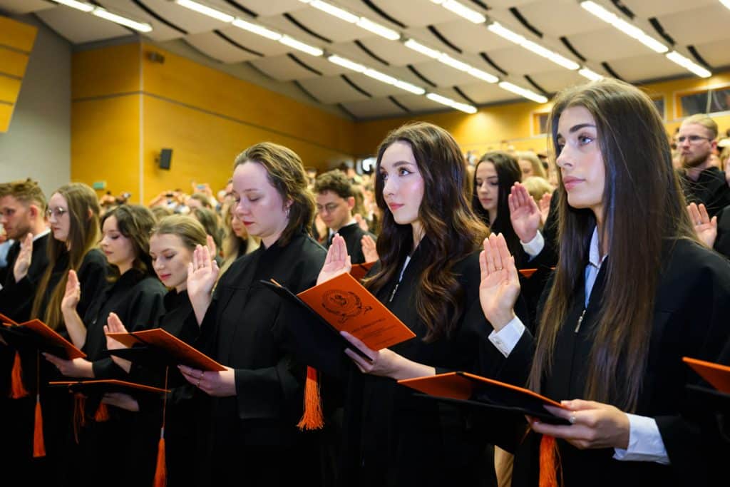 Studia lekarskie na UWM zakończone, przed nimi egzamin LEK i staż. - Absolwenci medycyny UWM złożyli przysięgę Hipokratesa