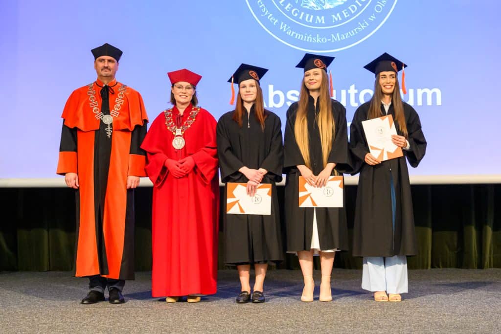 Studia lekarskie na UWM zakończone, przed nimi egzamin LEK i staż. - Absolwenci medycyny UWM złożyli przysięgę Hipokratesa
