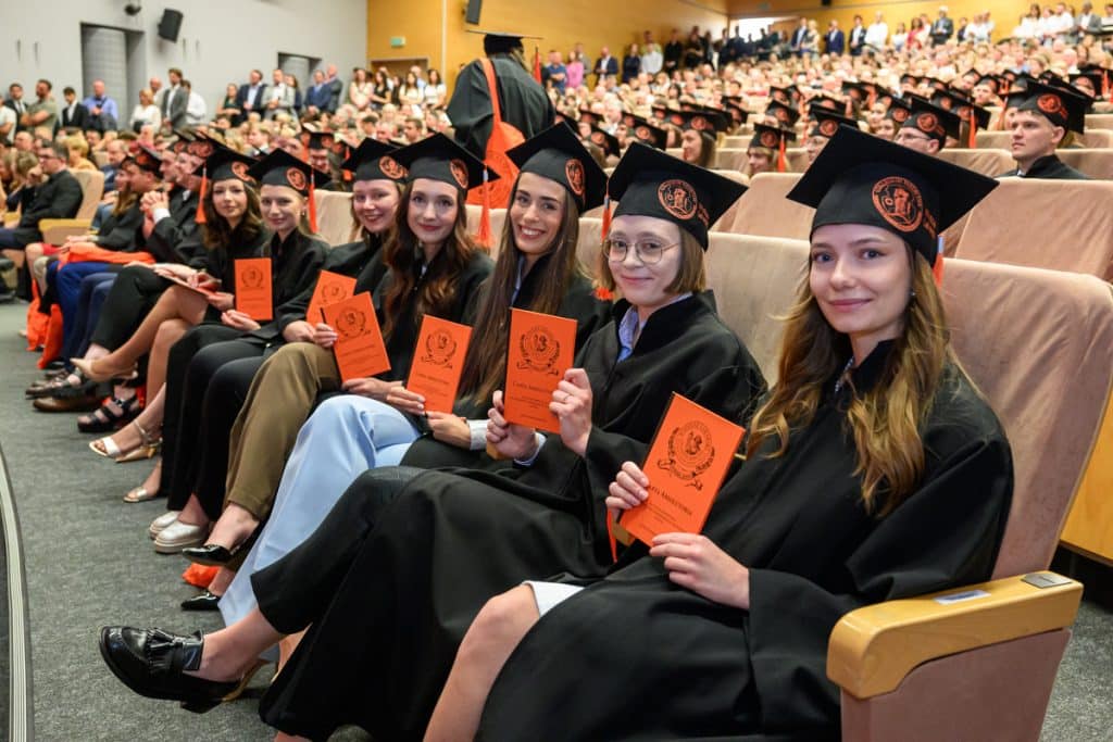 Studia lekarskie na UWM zakończone, przed nimi egzamin LEK i staż. - Absolwenci medycyny UWM złożyli przysięgę Hipokratesa