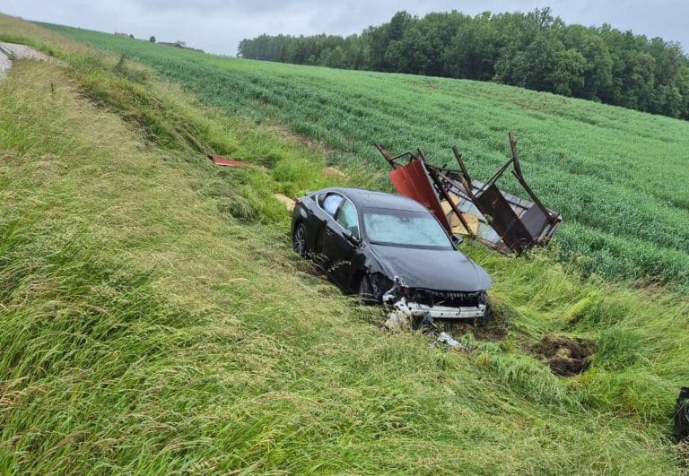 Lexus wypadł z drogi