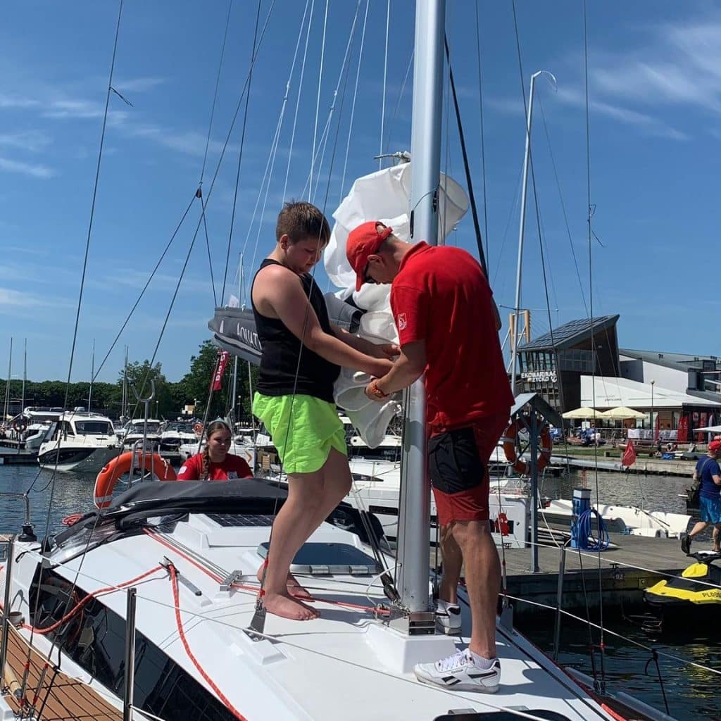 Maszt uderzył sterniczkę na oczach załogi! - Maszt spadł prosto na głowę sterniczki! Dramatyczny wypadek na Mazurach