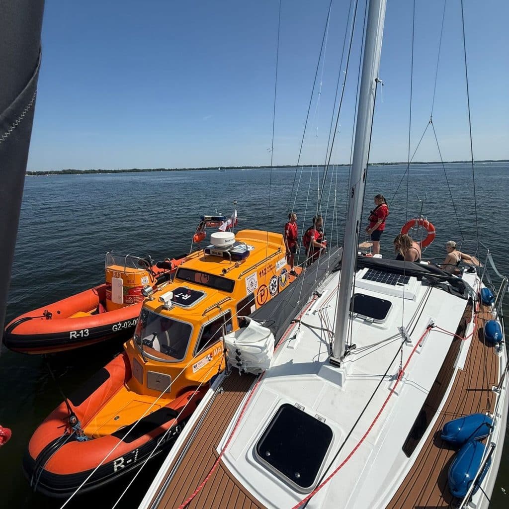 Maszt uderzył sterniczkę na oczach załogi! - Maszt spadł prosto na głowę sterniczki! Dramatyczny wypadek na Mazurach