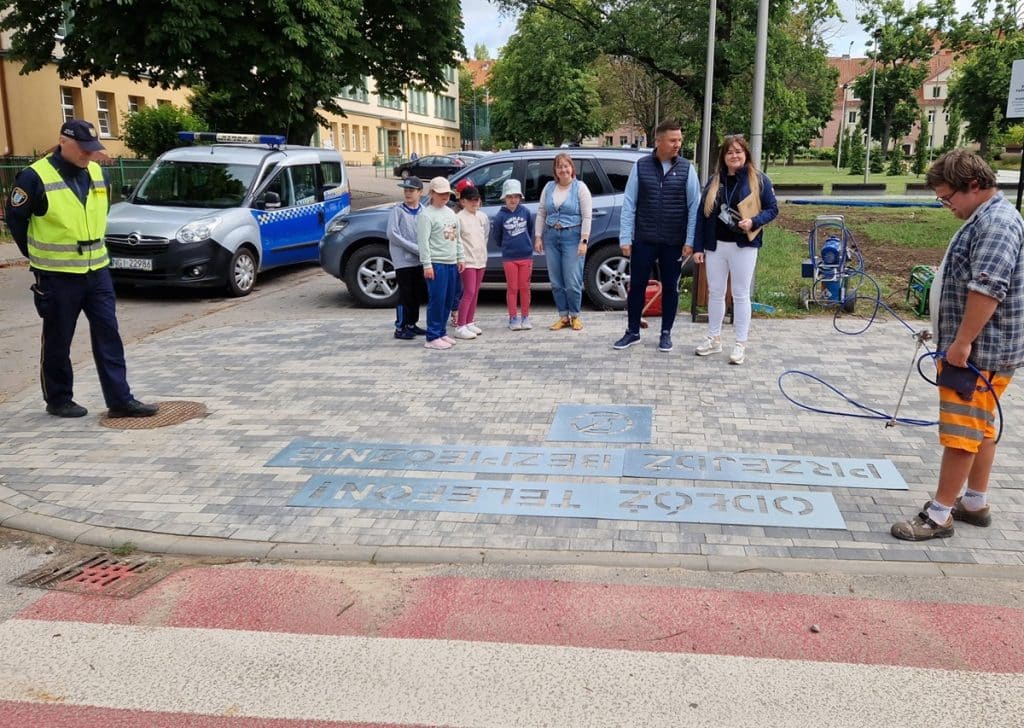 Te napisy uderzają w rozkojarzonych pieszych. - Miasto na Mazurach maluje ostrzeżenia na chodnikach