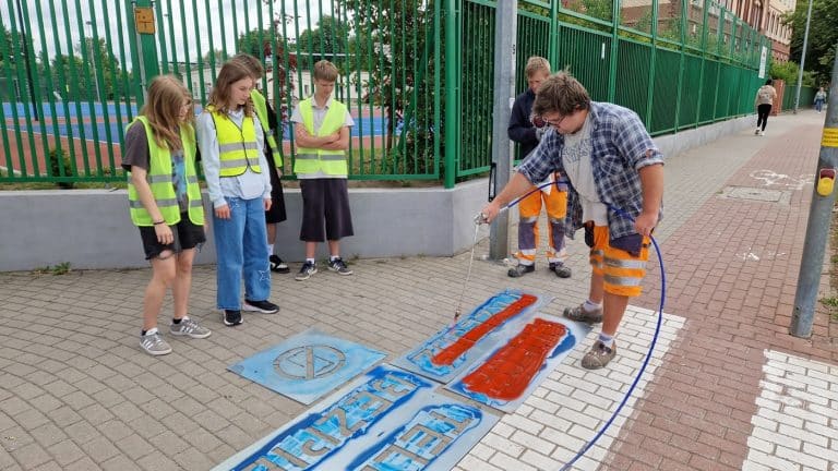 Miasto na Mazurach maluje ostrzeżenia na chodnikach