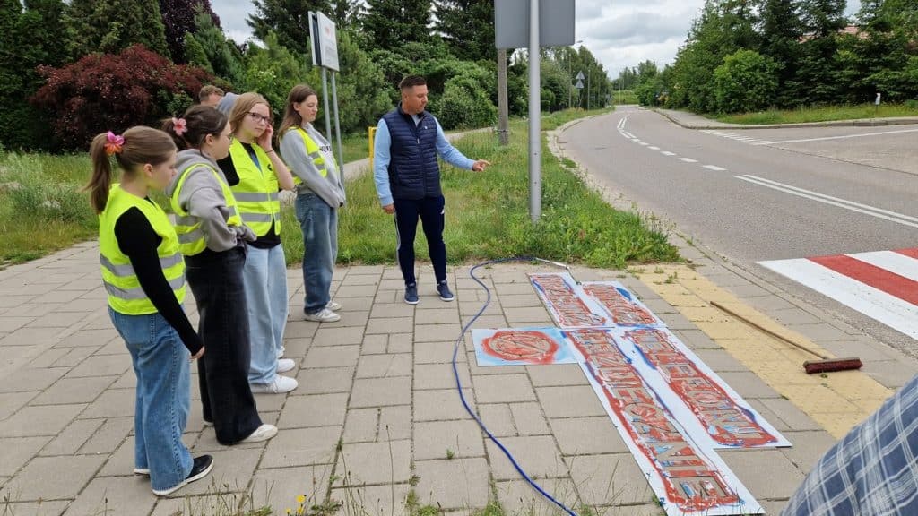 Te napisy uderzają w rozkojarzonych pieszych. - Miasto na Mazurach maluje ostrzeżenia na chodnikach