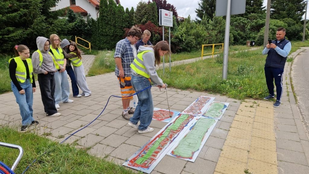 Te napisy uderzają w rozkojarzonych pieszych. - Miasto na Mazurach maluje ostrzeżenia na chodnikach