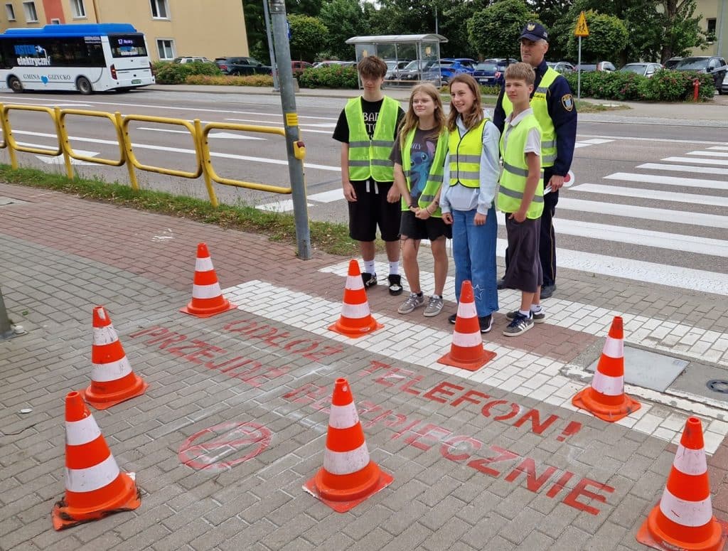Te napisy uderzają w rozkojarzonych pieszych. - Miasto na Mazurach maluje ostrzeżenia na chodnikach