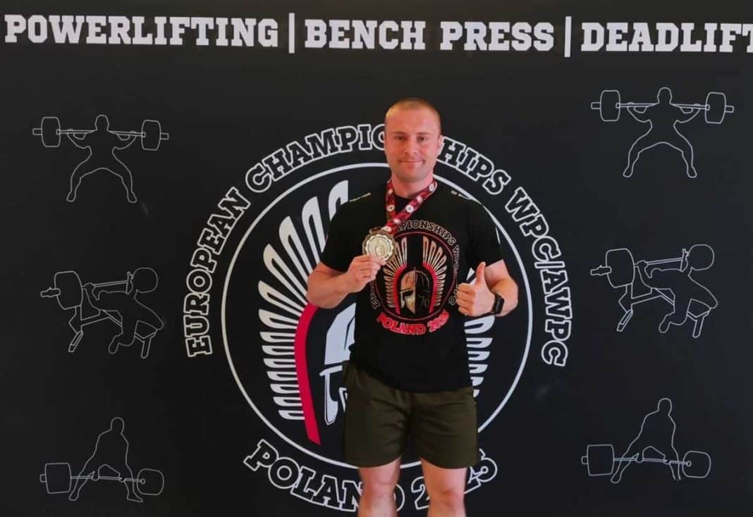 mł. asp. Przemysław Kawczyński z medalem