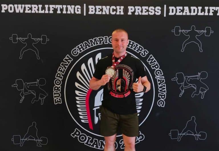 mł. asp. Przemysław Kawczyński z medalem