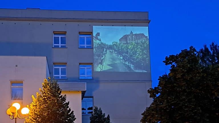 film na elewacji sądu