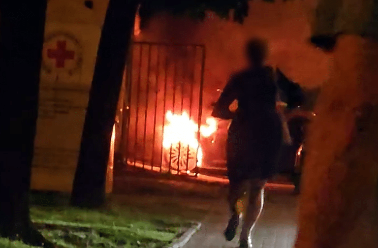 samoch&oacute;d płonął na osiedlu pojezierze