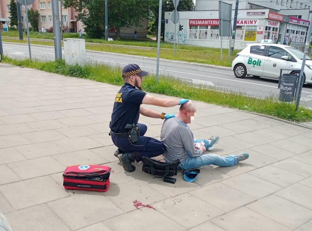 Wszystko wydarzyło się w biały dzień. - Dramatyczne sceny przy Dworcu Głównym w Olsztynie. Mężczyzna z raną głowy leżał na chodniku