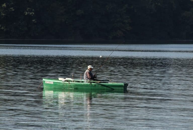 łowienie ryb na jeziorze