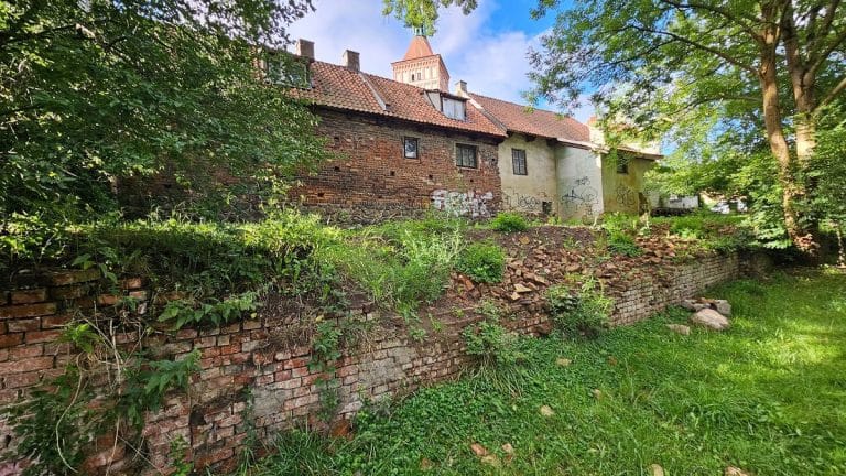 Mur przy ul. Okopowej