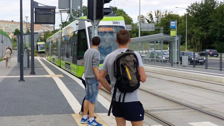 komunikacja miejska w olsztynie. Przyjazd tramwaju