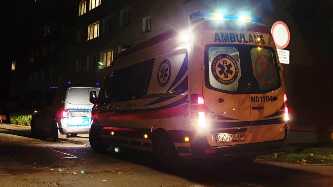 radiowóz policyjny i karetka podczas interwencji