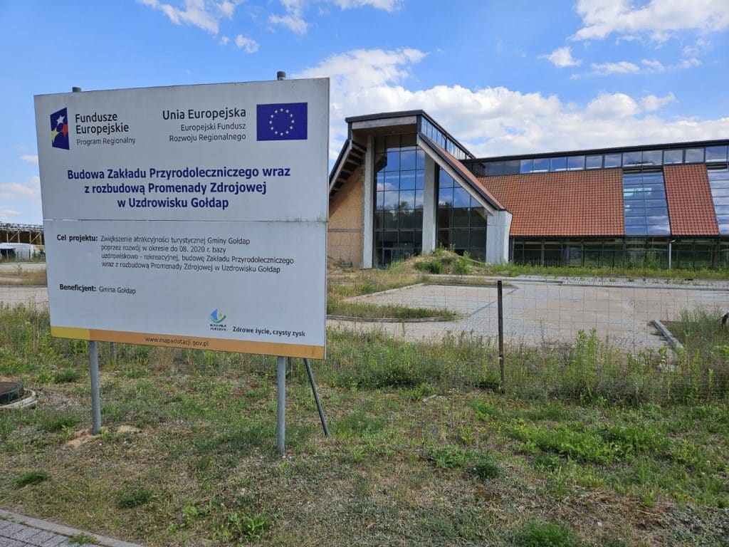 Obiekt miał być wizytówką Mazur. Od lat straszy. - Upadła inwestycja na Mazurach ruszy? Miasto liczy na prywatny kapitał