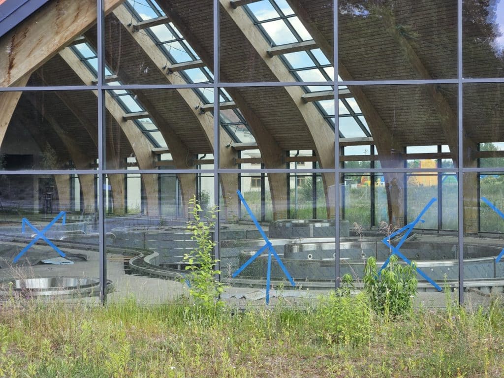 Obiekt miał być wizytówką Mazur. Od lat straszy. - Upadła inwestycja na Mazurach ruszy? Miasto liczy na prywatny kapitał