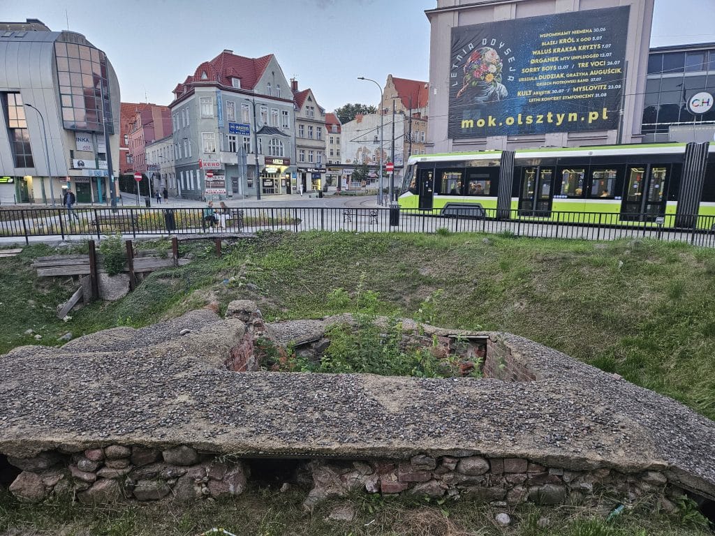 Historia dziury przed Wysoką Bramą to gotowy scenariusz na film. - Olsztyn wyda 2,4 mln zł na dziurę przed Wysoką Bramą. Czy ratusz nie marnuje potencjału?