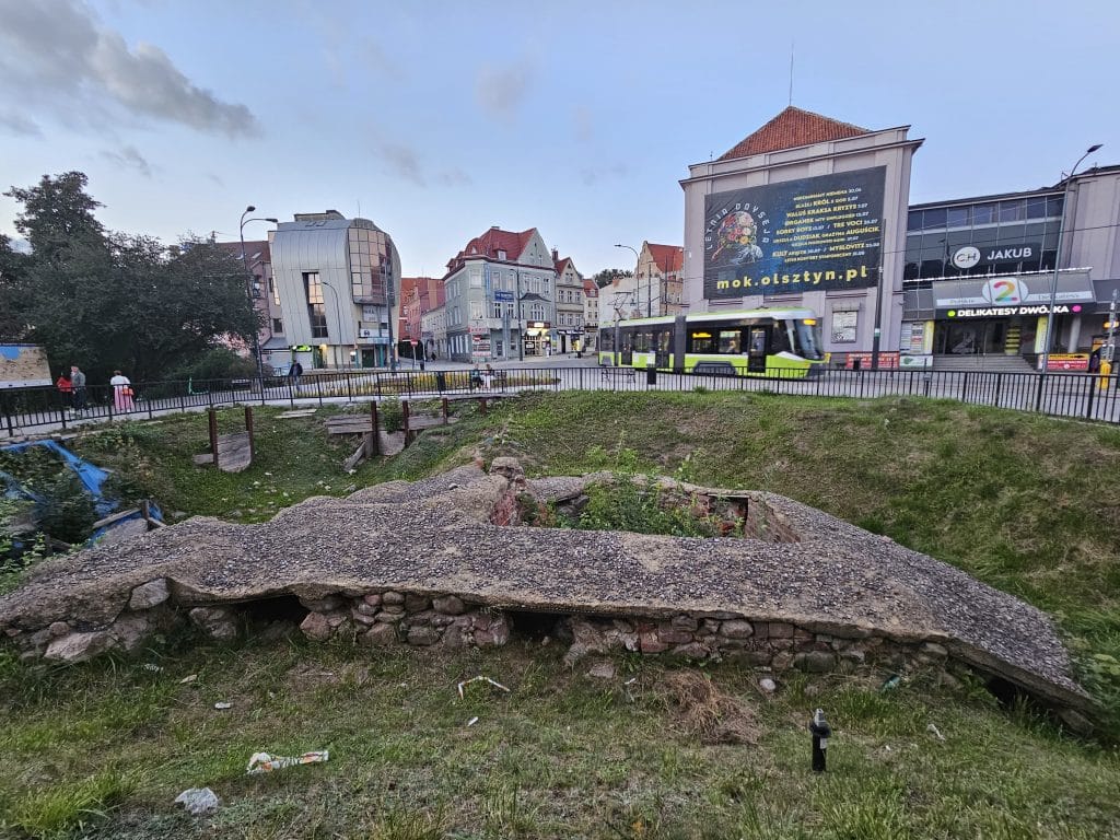 Historia dziury przed Wysoką Bramą to gotowy scenariusz na film. - Olsztyn wyda 2,4 mln zł na dziurę przed Wysoką Bramą. Czy ratusz nie marnuje potencjału?