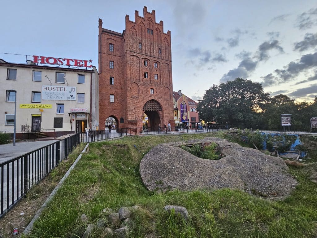 Historia dziury przed Wysoką Bramą to gotowy scenariusz na film. - Olsztyn wyda 2,4 mln zł na dziurę przed Wysoką Bramą. Czy ratusz nie marnuje potencjału?