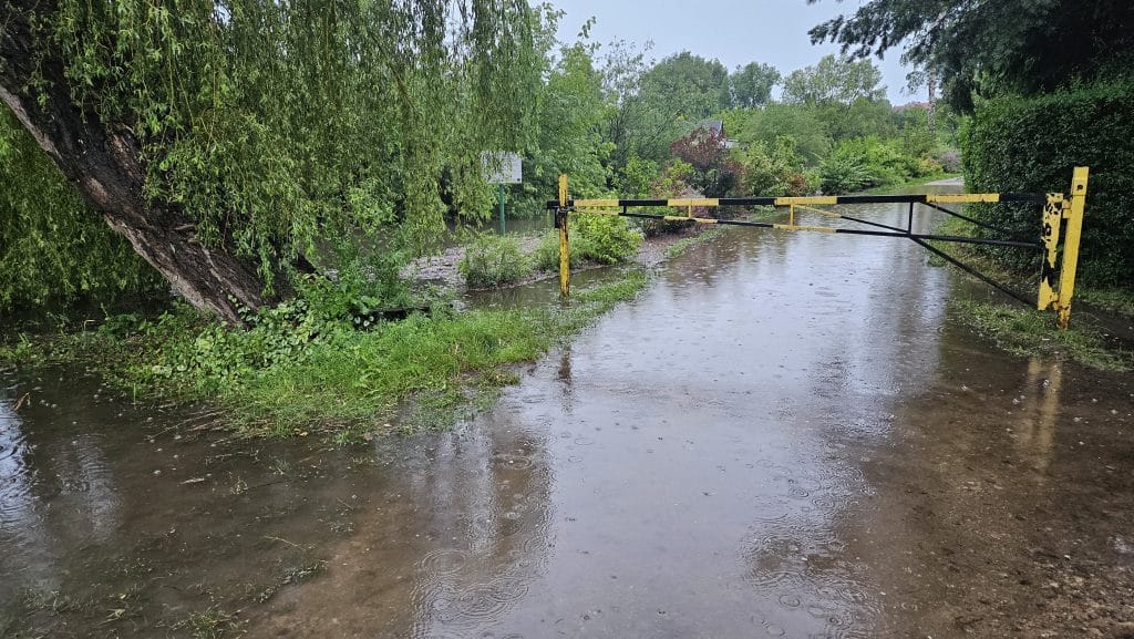 Łyna wylała w Olsztynie! Neiktóre miejsca wyłączają prąd. - Łyna w Olsztynie wystąpiła z brzegów, służby ostrzegają przed podtopieniami