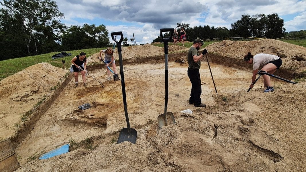 praca archeologów pod Mrągowem
