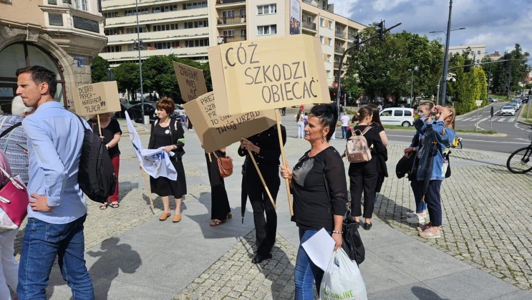 protest pracowników Ratusza przed Urzędem Miasta w Olsztynie