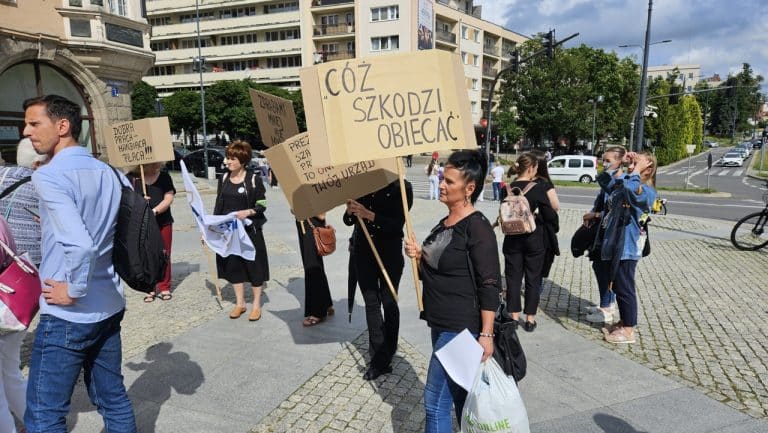 protest pracownik&oacute;w Ratusza przed Urzędem Miasta w Olsztynie