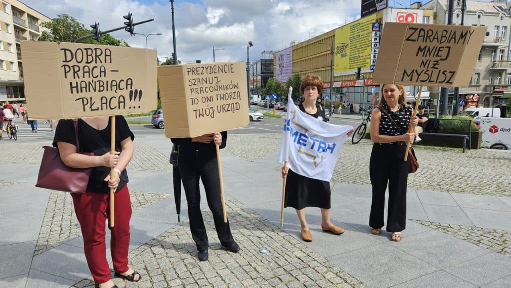 Twierdzą, ze prezydent nie dotrzymał słowa. Mają żal. - "Cóż szkodzi obiecać?" krzyczeli urzędnicy przed ratuszem w Olsztynie. Walczą o godne płace