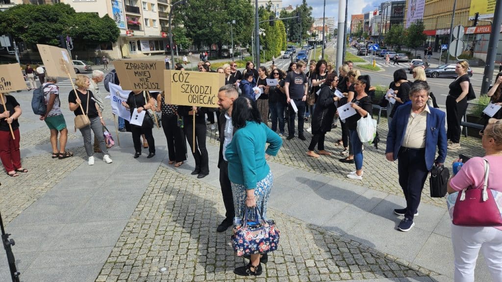 Twierdzą, ze prezydent nie dotrzymał słowa. Mają żal. - "Cóż szkodzi obiecać?" krzyczeli urzędnicy przed ratuszem w Olsztynie. Walczą o godne płace