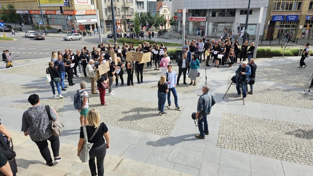 Twierdzą, ze prezydent nie dotrzymał słowa. Mają żal. - "Cóż szkodzi obiecać?" krzyczeli urzędnicy przed ratuszem w Olsztynie. Walczą o godne płace