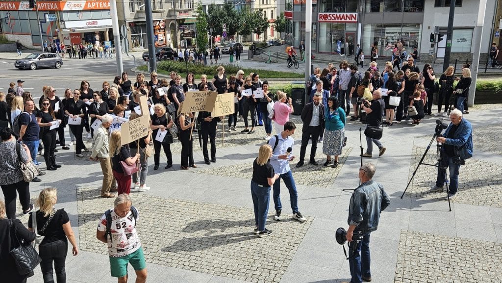 Twierdzą, ze prezydent nie dotrzymał słowa. Mają żal. - "Cóż szkodzi obiecać?" krzyczeli urzędnicy przed ratuszem w Olsztynie. Walczą o godne płace