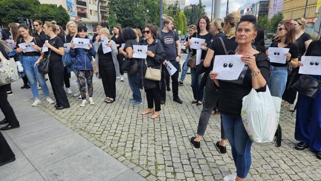 Twierdzą, ze prezydent nie dotrzymał słowa. Mają żal. - "Cóż szkodzi obiecać?" krzyczeli urzędnicy przed ratuszem w Olsztynie. Walczą o godne płace