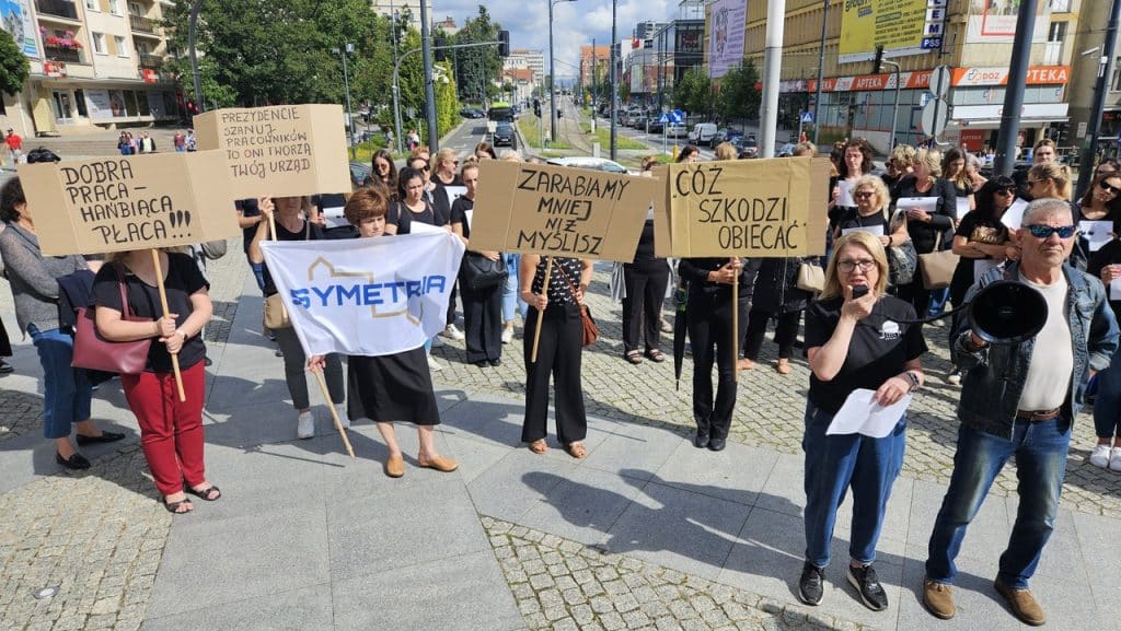 Twierdzą, ze prezydent nie dotrzymał słowa. Mają żal. - "Cóż szkodzi obiecać?" krzyczeli urzędnicy przed ratuszem w Olsztynie. Walczą o godne płace