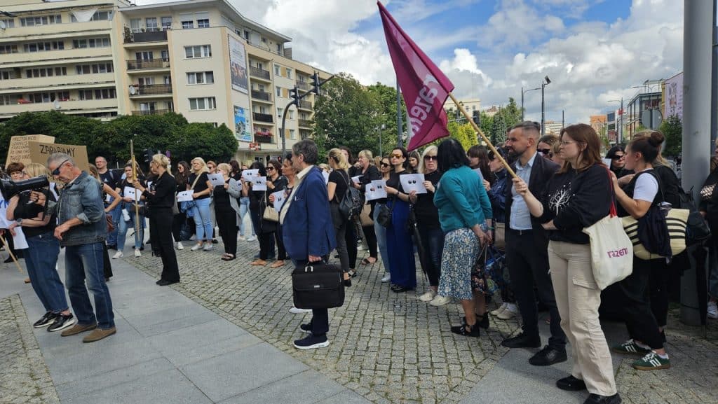 Twierdzą, ze prezydent nie dotrzymał słowa. Mają żal. - "Cóż szkodzi obiecać?" krzyczeli urzędnicy przed ratuszem w Olsztynie. Walczą o godne płace