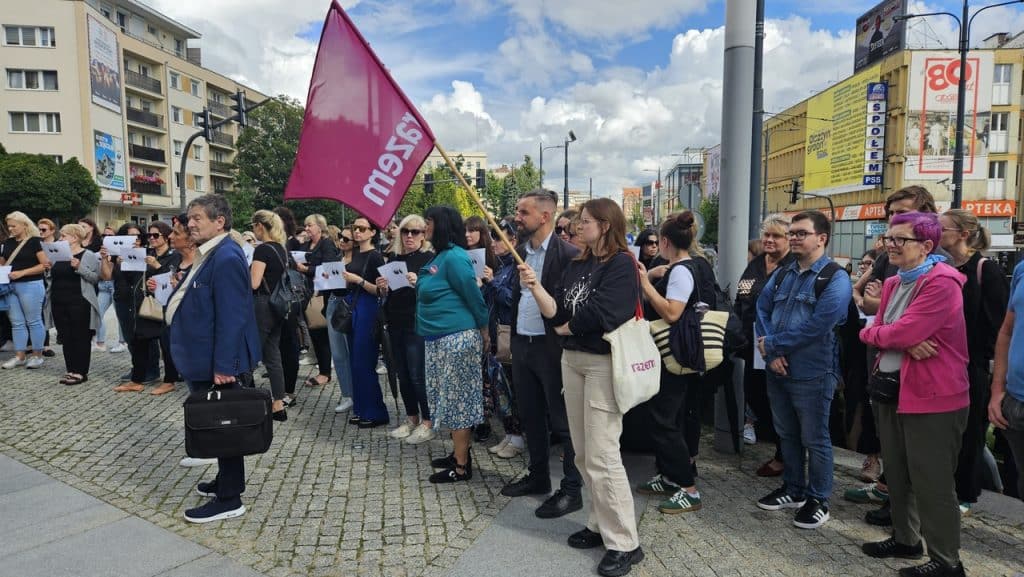 Twierdzą, ze prezydent nie dotrzymał słowa. Mają żal. - "Cóż szkodzi obiecać?" krzyczeli urzędnicy przed ratuszem w Olsztynie. Walczą o godne płace