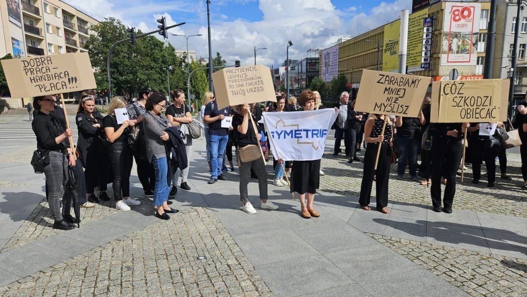 Twierdzą, ze prezydent nie dotrzymał słowa. Mają żal. - "Cóż szkodzi obiecać?" krzyczeli urzędnicy przed ratuszem w Olsztynie. Walczą o godne płace