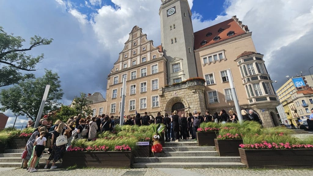 Twierdzą, ze prezydent nie dotrzymał słowa. Mają żal. - "Cóż szkodzi obiecać?" krzyczeli urzędnicy przed ratuszem w Olsztynie. Walczą o godne płace