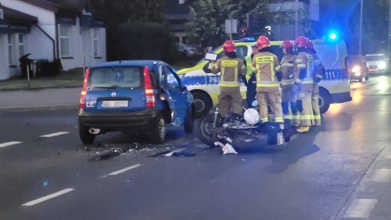 zderzenie motocykla z samochodem osobowym