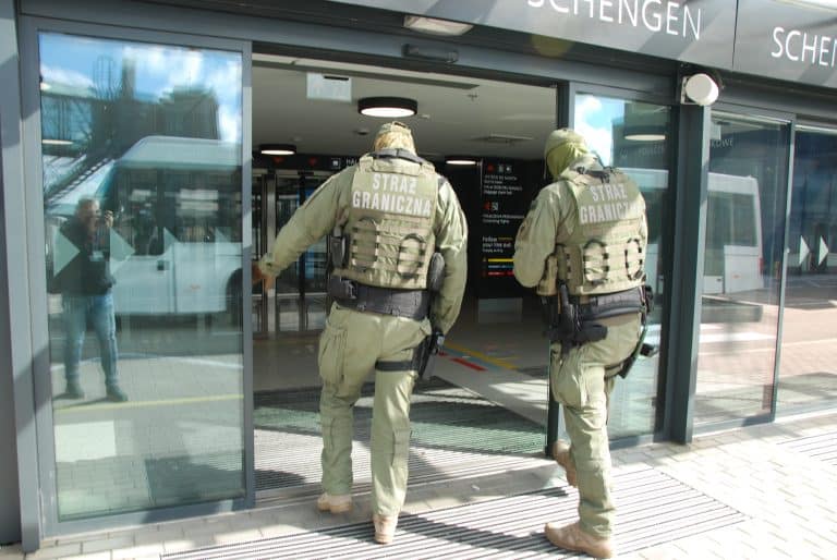 straż graniczna na lotnisku