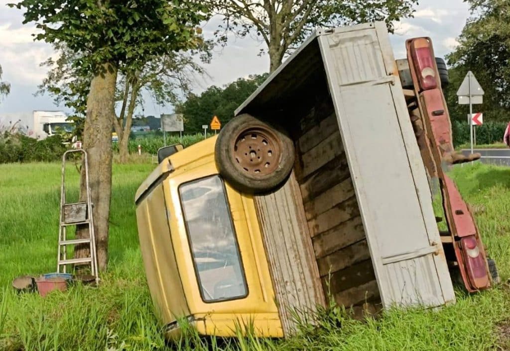Utrudnienia na drodze krajowej. - Samochód dostawczy wpadł do rowu na DK58. Nagle wyrzuciło go z drogi