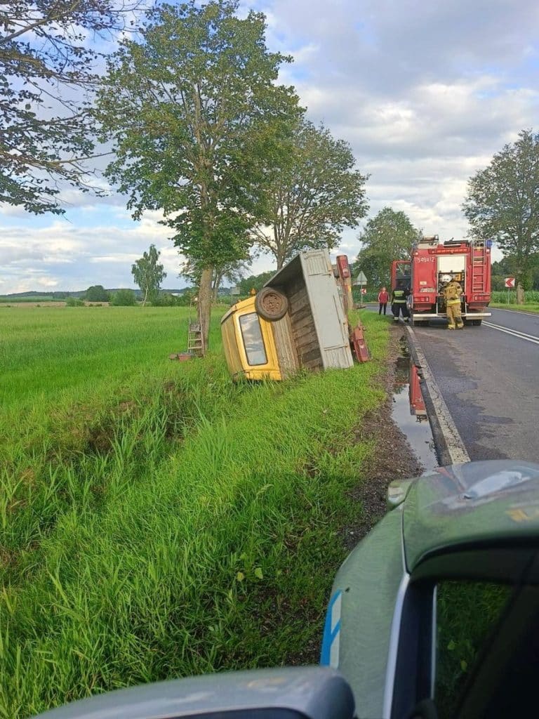 Utrudnienia na drodze krajowej. - Samochód dostawczy wpadł do rowu na DK58. Nagle wyrzuciło go z drogi
