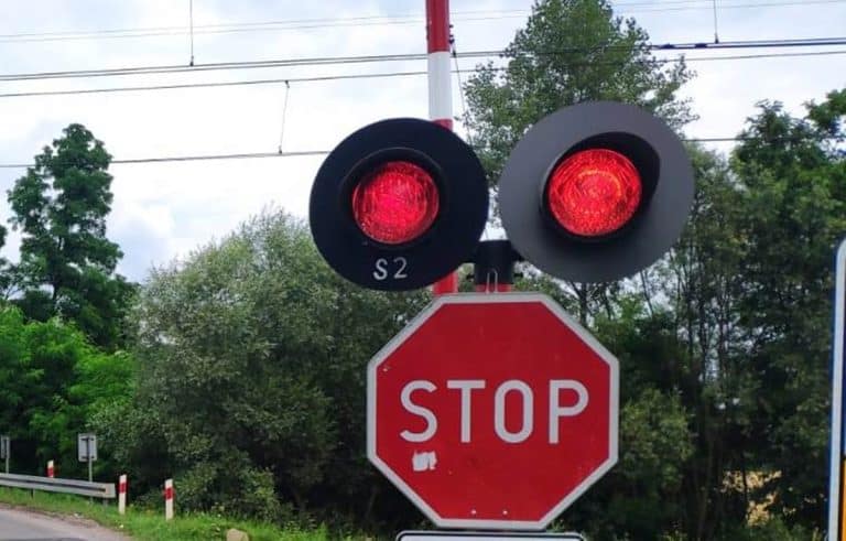 zamykające się rogatki na przejeździe kolejowym
