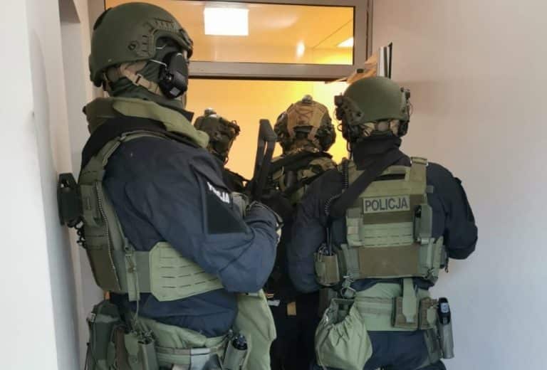 kontrteroryści weszli do mieszkania
