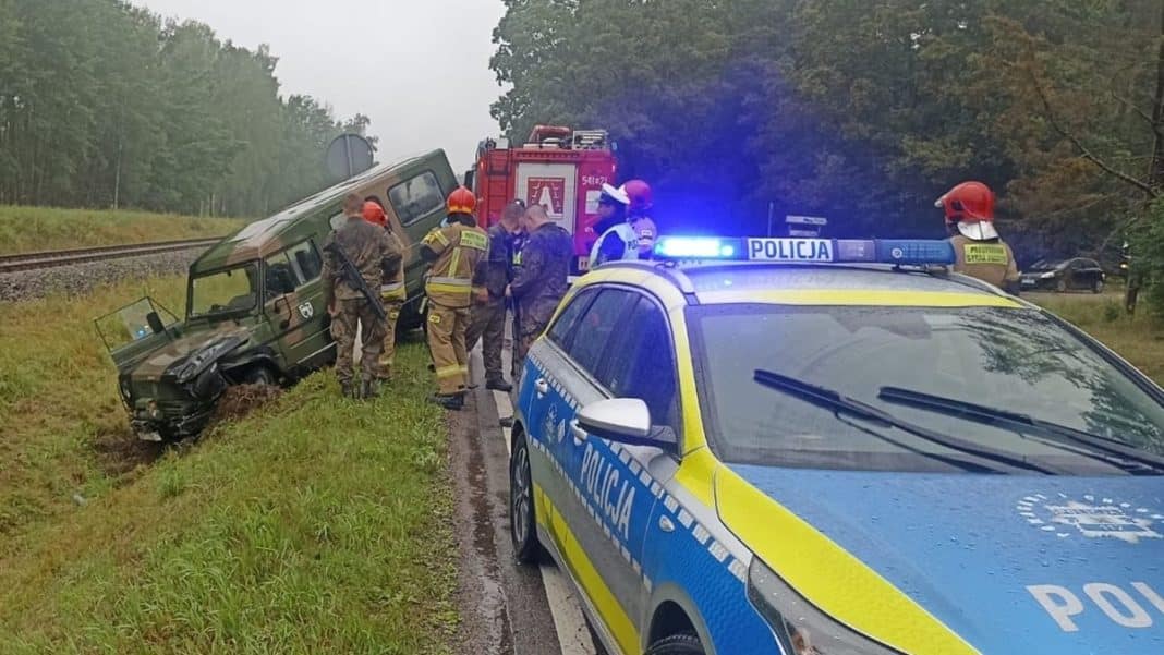 zderzenie samochodu osobowego z pojazdem wojskowym