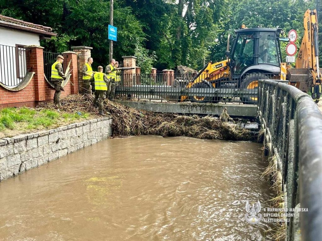 Do działań na zalanych terenach skierowano żołnierzy. - Wojsko walczy ze skutkami powodzi w województwie warmińsko-mazurskim