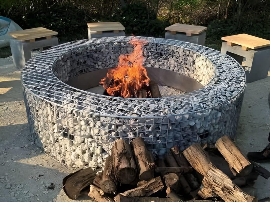 strefa z ogniskiem nad jeziorem